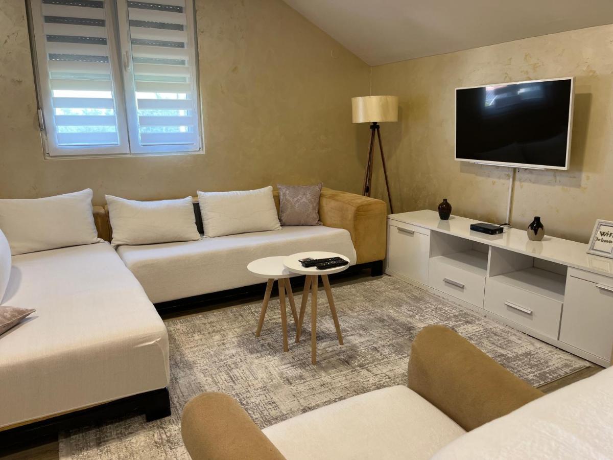 Apartment Helena Airport พอดโกริกา ภายนอก รูปภาพ